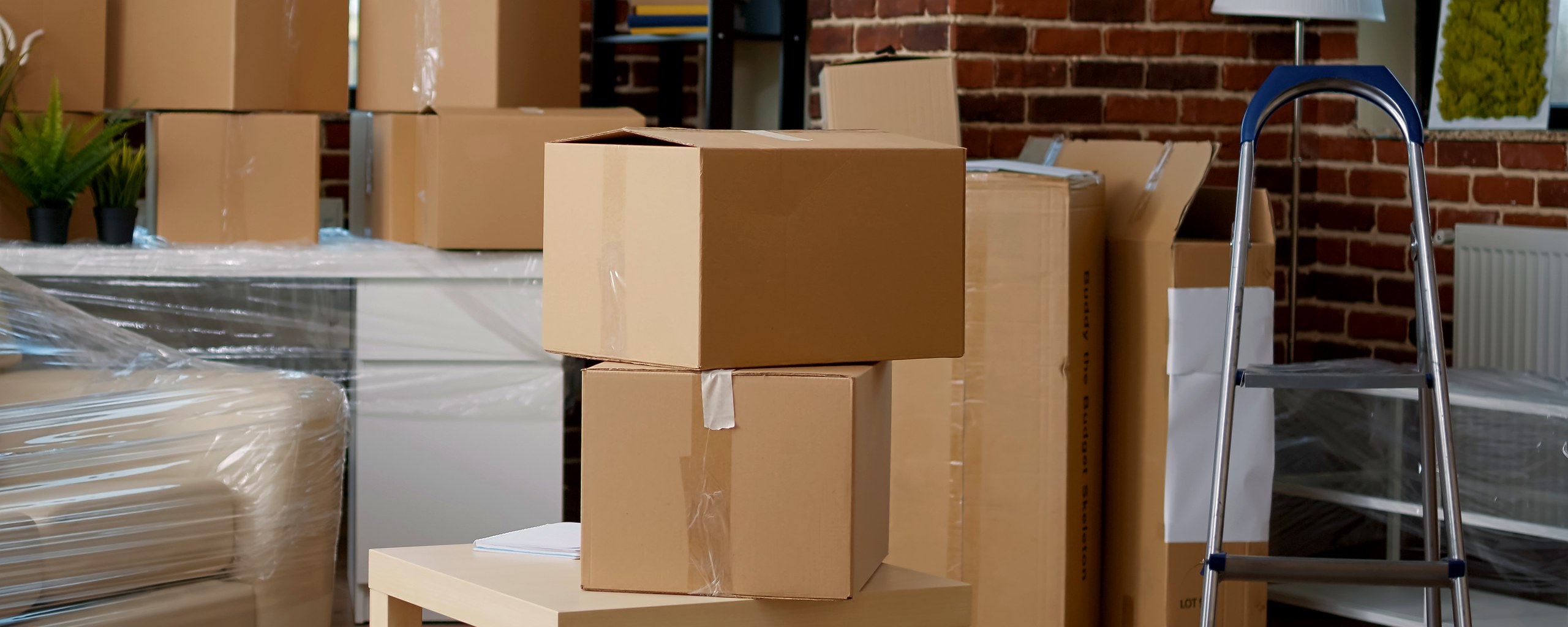 Moving truck and crew serving Des Moines, Iowa