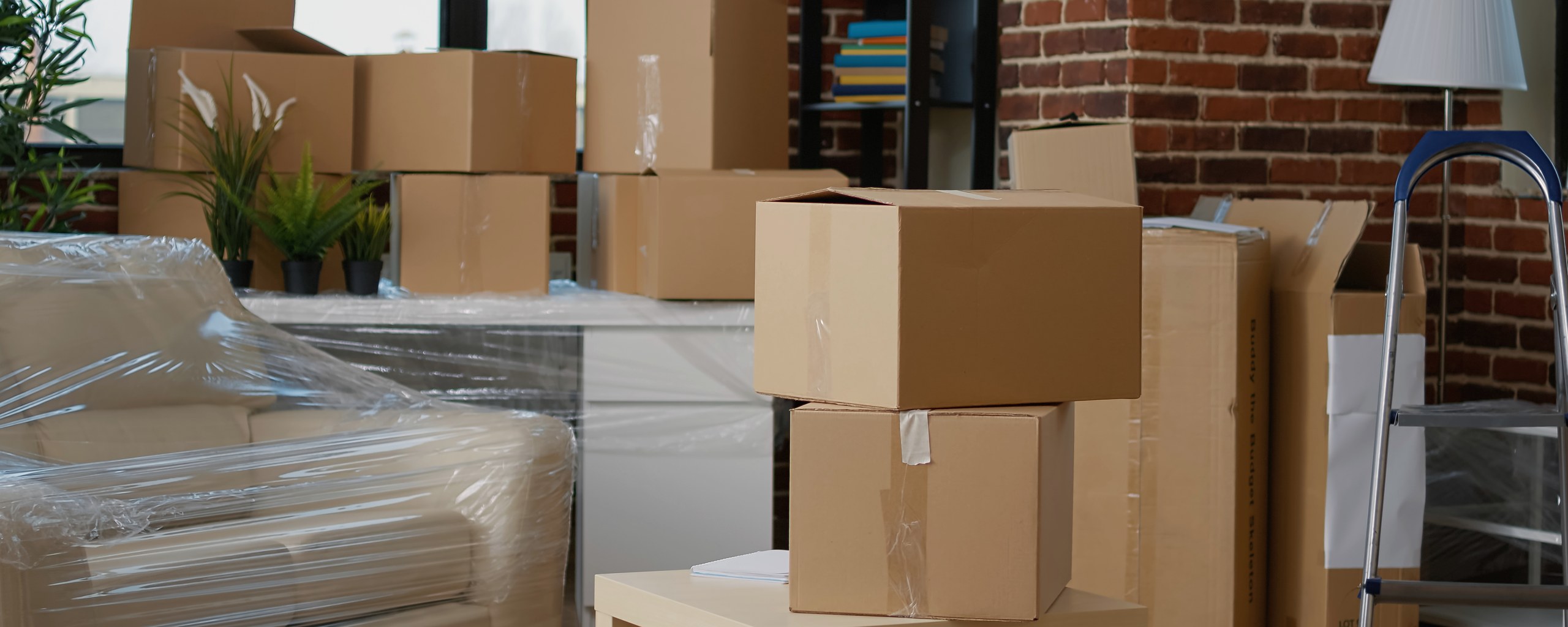 Moving truck and crew serving Eugene, Oregon