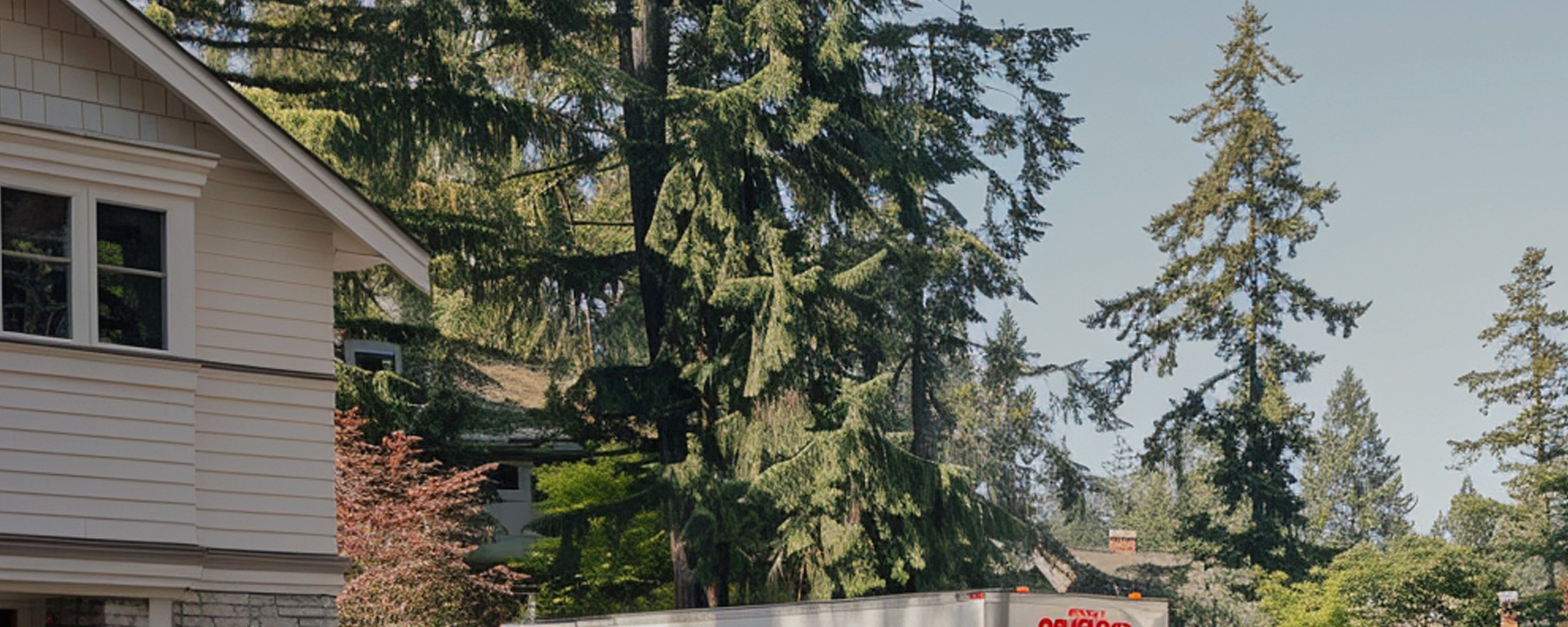 Moving truck and crew serving Portland, Oregon