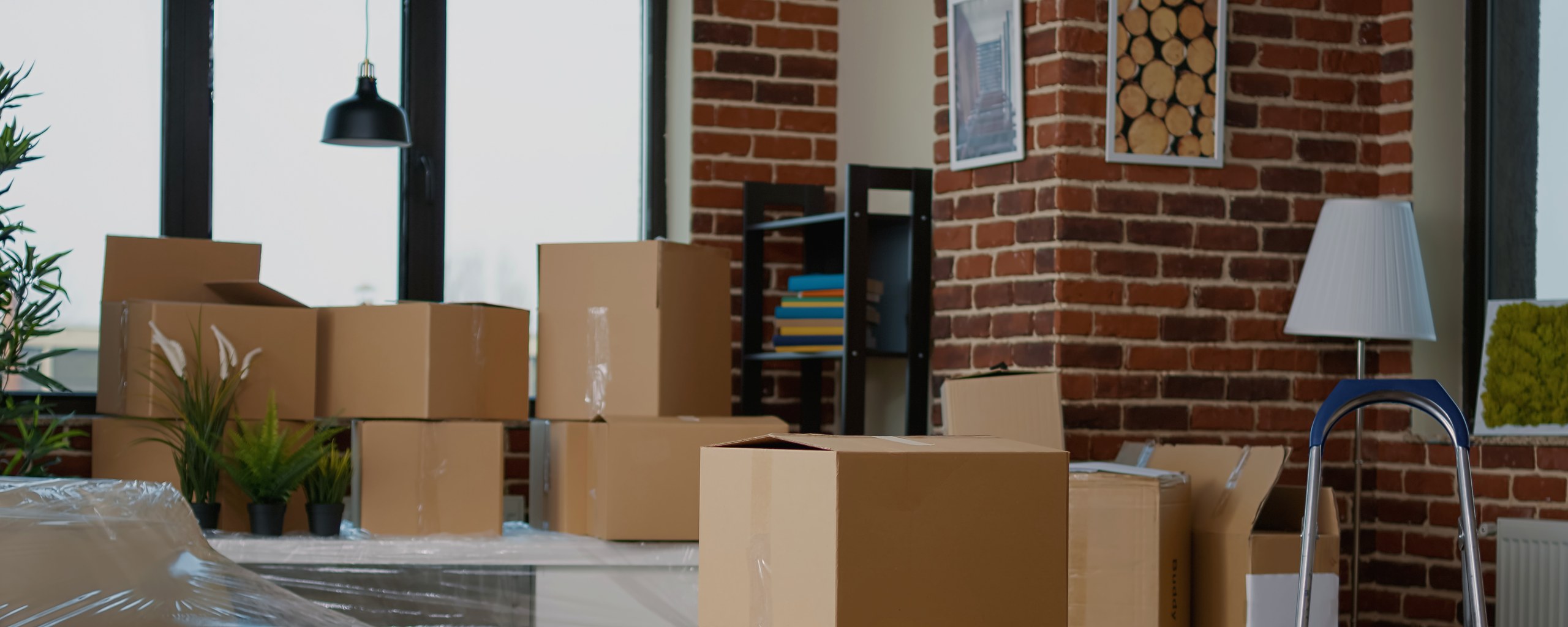 Moving truck and crew serving Tacoma, Washington