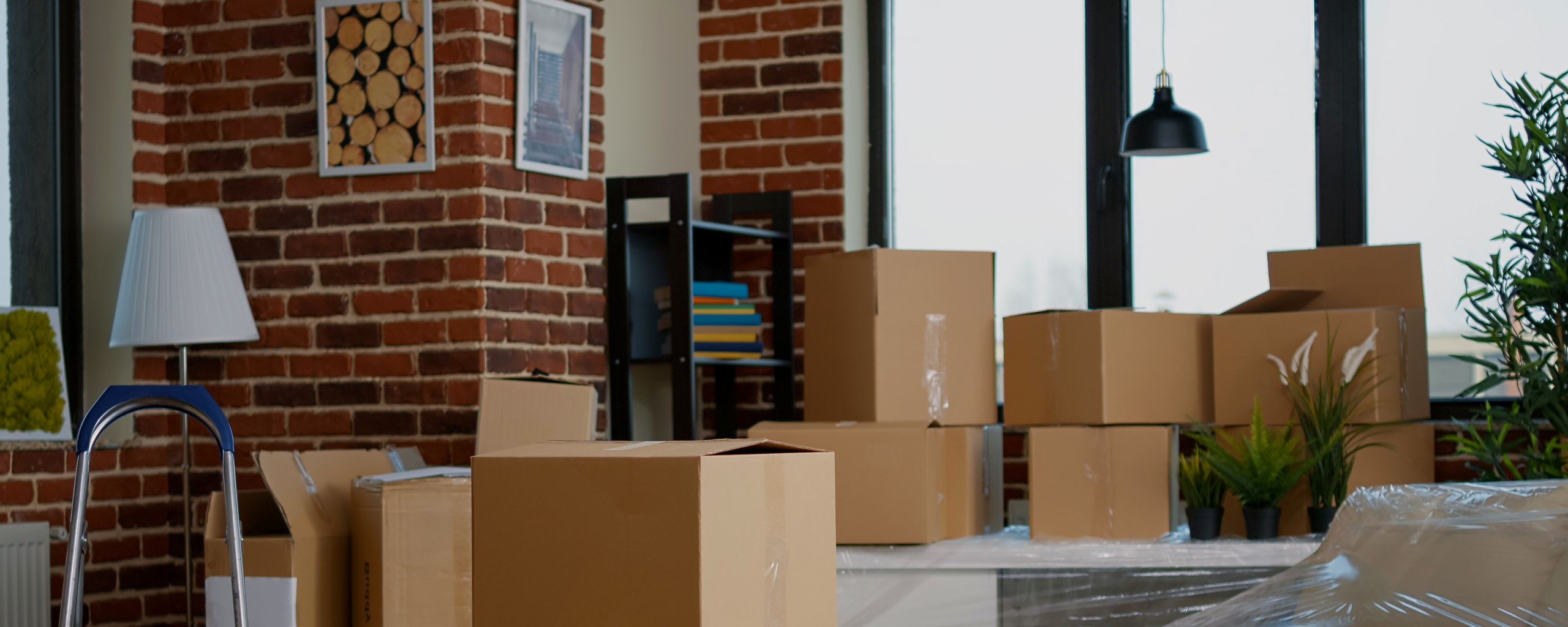 Moving truck and crew serving Fort Wayne, Indiana